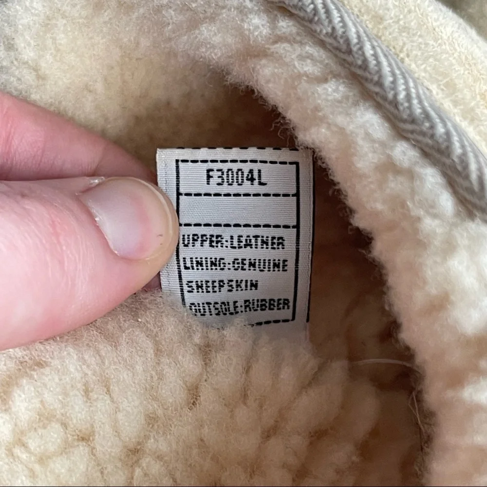 PREOWNED SHORT UGG CLASSIC TAN SHEEP SKIN BOOTS GIRLS SIZE 3